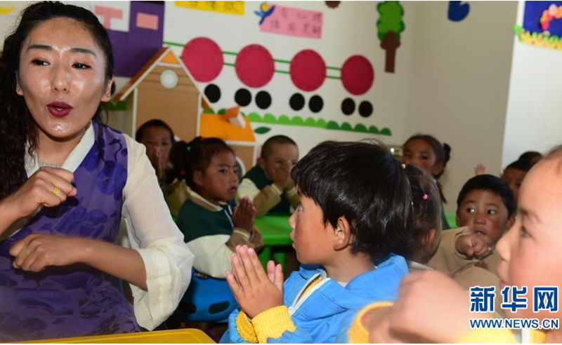6月17日，桑珠孜区江当村幼儿园教师索朗曲珍在教孩子们唱歌。 近年来，西藏日喀则市桑珠孜区重视幼教事业发展，大力兴建幼儿园，解决当地农牧民子女学前教育问题，目前全区入园率达到99.96%。 新华社发（索朗罗布 摄）