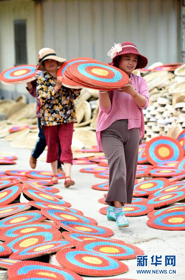 6月2日,山东省郯城县三强秸秆综合利用农民专业合作社的社员在晾晒秸秆工艺品。 麦收时节,山东省临沂市郯城县农民把收获的小麦等秸秆晾晒消毒后编制成精美的工艺品,既避免了秸秆焚烧造成的环境污染,又可增加收入。 近年来,当地政府因势利导,协调资金扶持创办多家草编合作社,通过网商、直播带货等渠道推销秸秆工艺品。目前,全县已注册成立秸秆工艺品公司、合作社70余家,年编织销售草编工艺品100多万件(套),带动当地10多个专业村上万名农民从事秸秆工艺品编织,助农民增收致富。 新华社发(房德华 摄)