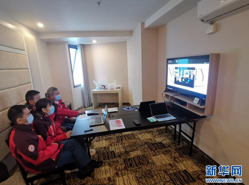 5月26日，在秘鲁首都利马，中国抗疫医疗专家组成员与当地华侨华人、中资企业代表、汉语教师及留学生代表等就新冠防疫知识进行视频交流，并在线回答问题。 新华社发 （中国驻秘鲁大使馆供图）