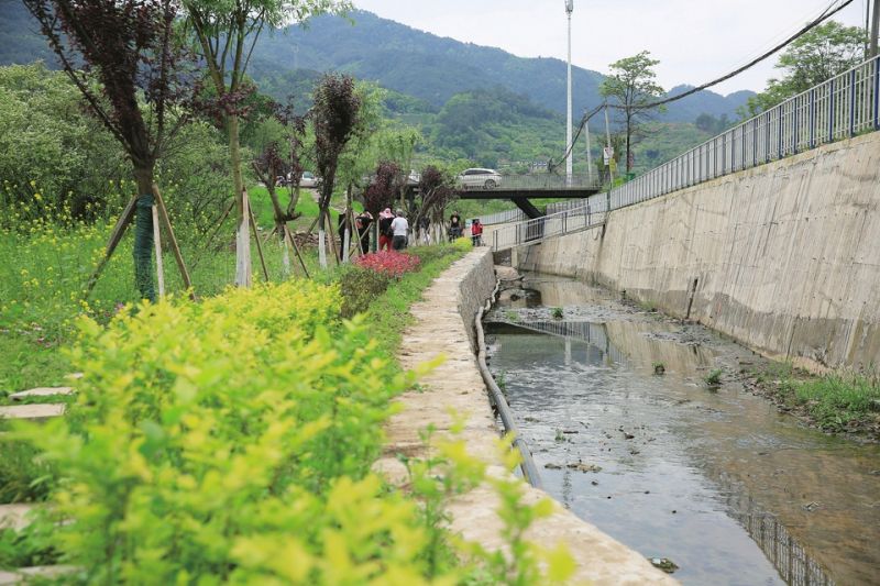 市民在整治后的嘉陵江支流底洞溝河道沿岸游玩。