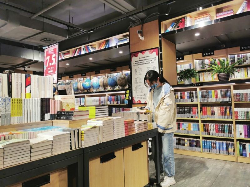 泡一次書店。市民在新華書店北碚中心店選購新書，徜徉書海，自得其樂。