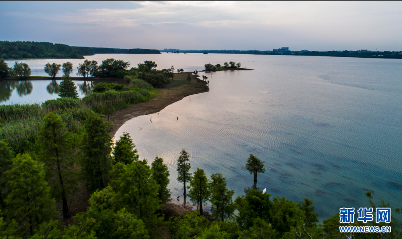 6月9日，晚霞中的合肥董铺水库水天一色。