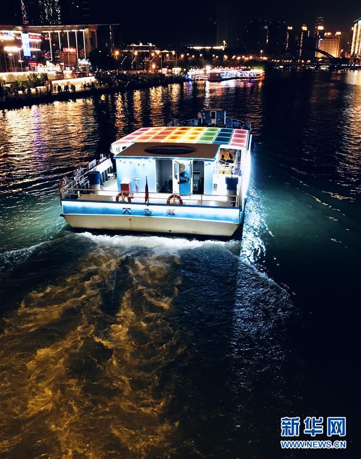 游船在海河上行驶(6月8日摄)。新华社记者 栗雅婷 摄