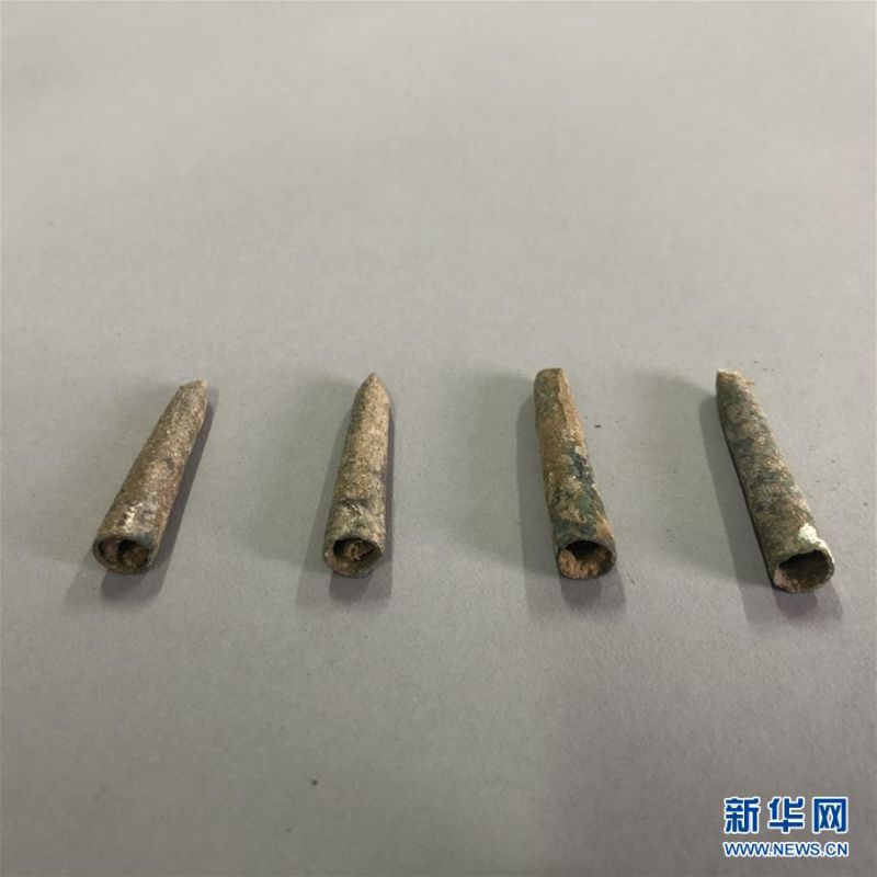 黄河边大型古墓群出土的一组青铜材质的笔帽（5月22日摄）。 新华社记者 李丽静 摄