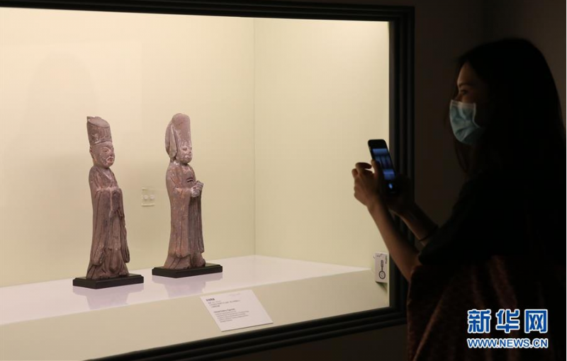 5月25日，观众在上海博物馆展厅内观展。 当日，“春风千里——江南文化艺术展”在上海博物馆开幕。展览共展出文物197件组，涵盖玉石器、青铜器、陶瓷器、书画、古籍、漆器、竹木器等诸多门类。展览将于26日正式对外开放，并持续到8月23日。 新华社记者 任珑 摄