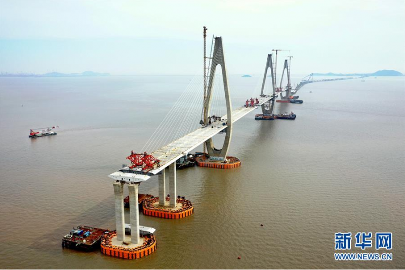 6月2日拍摄的在建中的舟岱大桥项目主通航孔桥（无人机照片）。 在浙江省舟山市定海区马目海域，在建中的舟岱大桥初现雏形，各标段正全力冲剌。据了解，截至2020年5月底，浙江省交通集团宁波舟山港主通道项目工程中的舟岱大桥项目已累计完成形象进度76%。 新华社发（姚峰 摄）