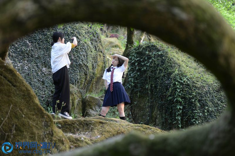 3月25日，幾名女孩在重慶云陽縣城內(nèi)的百年梨園游玩。2