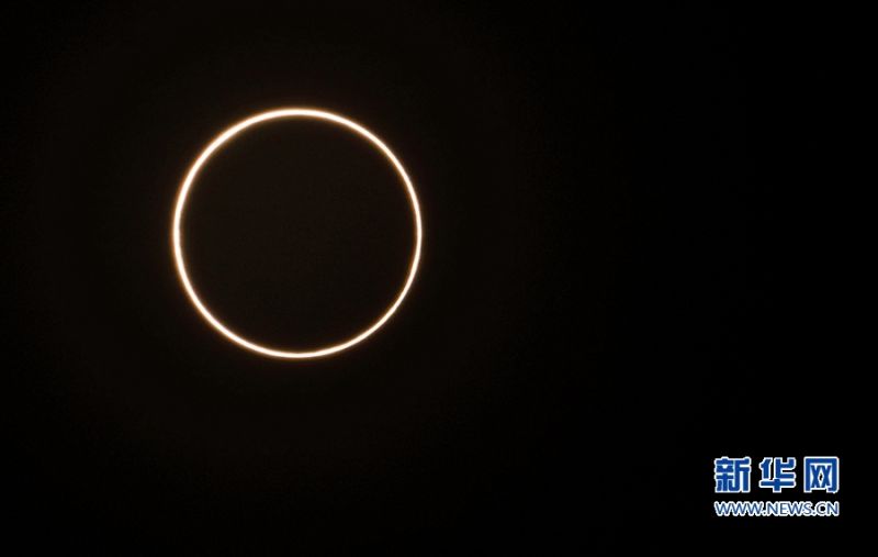 　21日下午4时11分，福建漳州，食甚现身天宇，形似金指环。新华网 肖和勇 摄