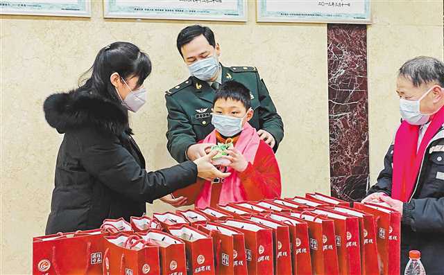2月4日，在新桥医院，医务工作者家属代表收到了赠送的非遗围巾和福袋。记者 张锦辉 通讯员 王瑞 摄