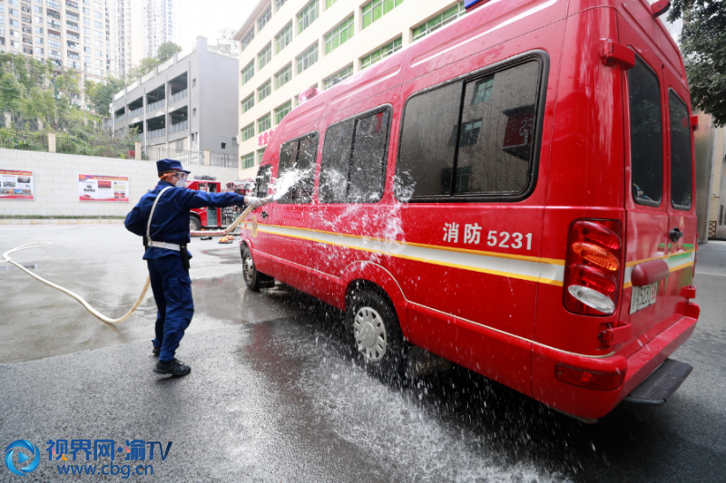 消防車參與處置完滅火救援任務(wù)后，在崗?fù)で斑M(jìn)行消毒。