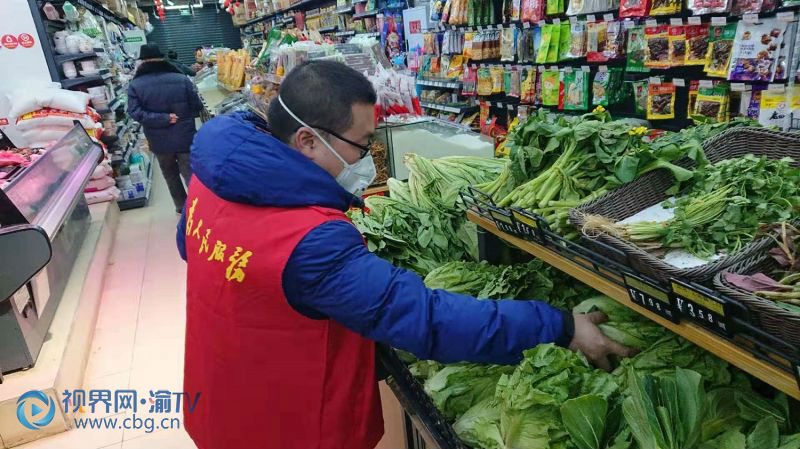 北碚区朝阳街道解放路社区党委书记岳峻在超市为居家隔离医学观察户选购生活物资。