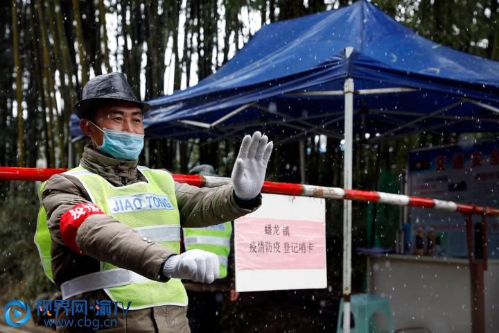 梁平區(qū)蟠龍鎮(zhèn)疫情防控卡點，工作人員正在叫停過往車輛接受登記檢查。