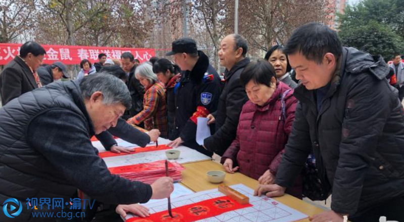 1月15日。渝中區(qū)大坪街道軍休干部現(xiàn)場(chǎng)揮毫潑墨，為居民群眾免費(fèi)寫春聯(lián)送祝福，吸引眾多附近居民排隊(duì)選取。“一帆風(fēng)順年年好，萬事如意步步高”“福旺財(cái)旺運(yùn)氣旺，家興人興事業(yè)興”……活動(dòng)現(xiàn)場(chǎng)，居民們圍站在軍休干部周圍，在拿到春聯(lián)后，小心翼翼地將春聯(lián)鋪在地上，等待墨跡風(fēng)干?！巴甓际琴I印刷春聯(lián)貼在門上，今年有了軍休干部親手寫的春聯(lián)，感覺年味更濃了?！本用穹浇嬖V記者，此次，他還特意為孩子挑選了一副春聯(lián)，希望孩子們?cè)谑竽耆f事如意。