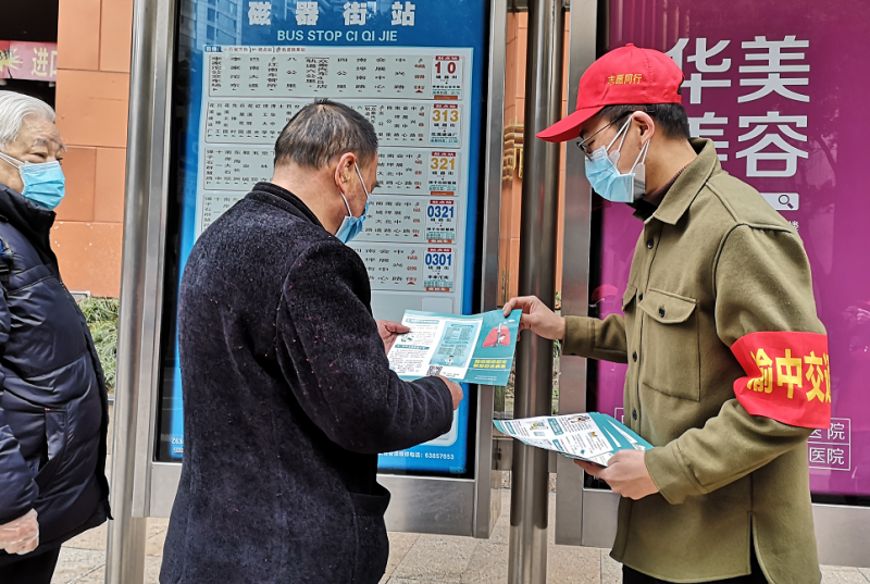 徐鑫義向乘客宣傳防疫知識