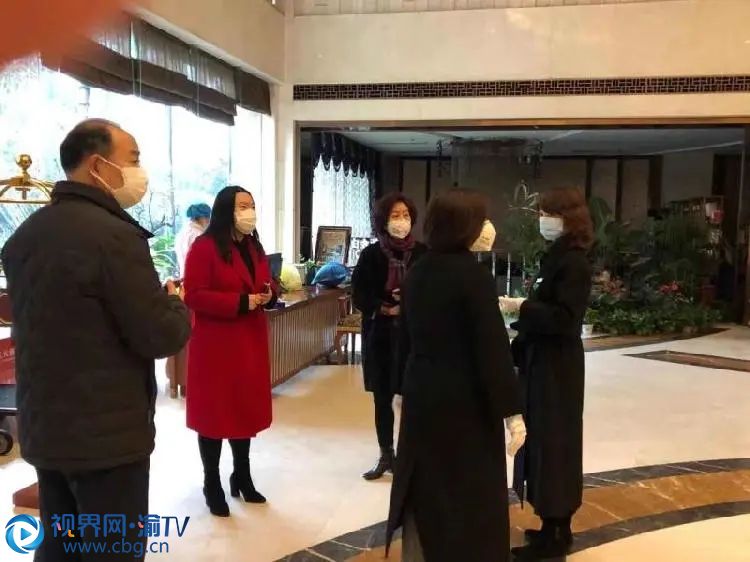 杨虹(左二)在集中留观酒店(世纪同辉)协调留观人员生活、医疗保障工作