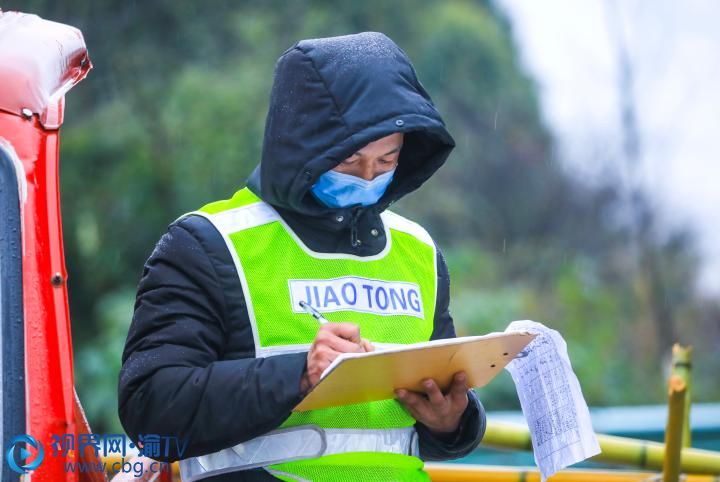 梁平區(qū)蟠龍鎮(zhèn)扈槽村疫情防控卡點，工作人員在認(rèn)真記錄過往車輛和人員信息。