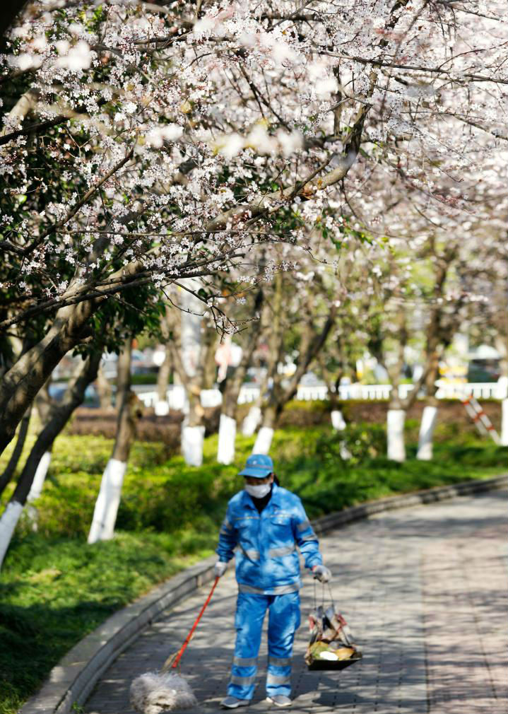 2月29日，梁平區(qū)雙桂街道大河路，環(huán)衛(wèi)工人在打掃衛(wèi)生。