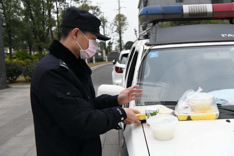 （24小時值守的公安民警）