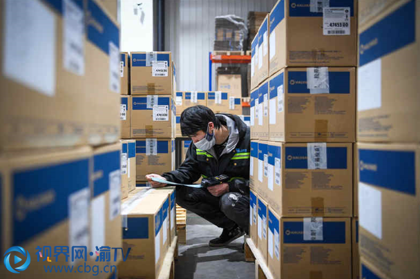 员工正在加急配送医用手套.陈林摄