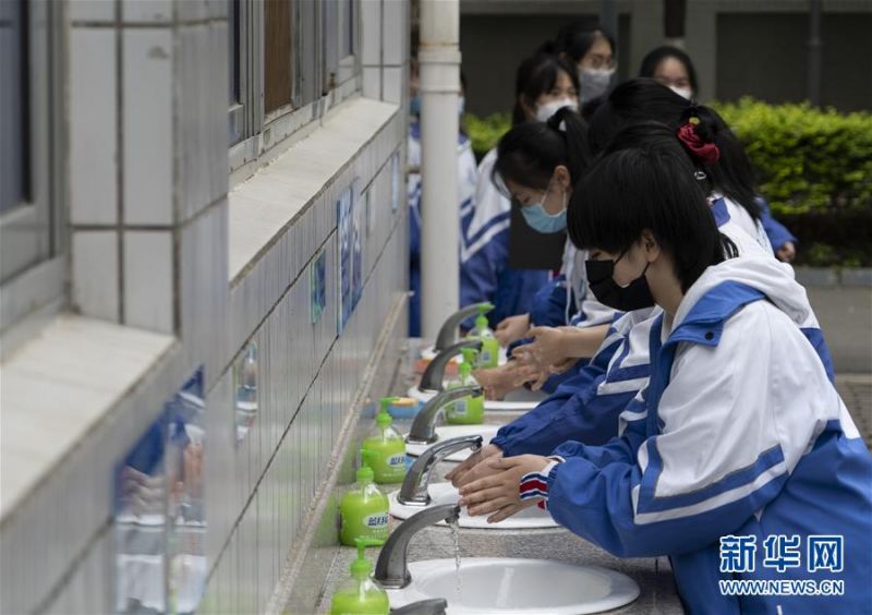 　4月1日，在位于四川省成都市的四川大学附属中学，学生在食堂门口洗手。 当日，四川省高三年级学生开学。 新华社记者李梦馨摄