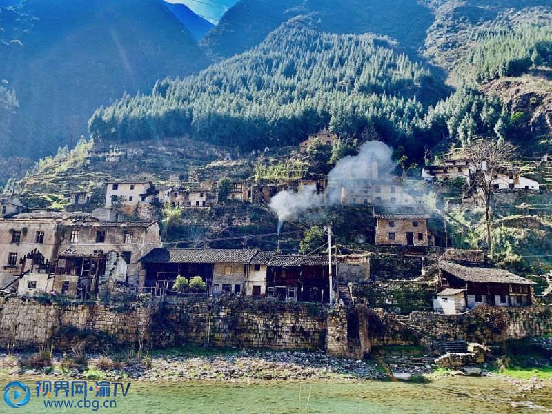 陽(yáng)春三月，明媚的春光照在大地上，小樹(shù)發(fā)了新芽，油菜花、李花、桃花、各種不知名的小花吐露芬芳，萬(wàn)物呈現(xiàn)一片生機(jī)，形成一幅秀麗的山水田園畫(huà)。目前，春游踏春正當(dāng)時(shí)，但踏青同時(shí)務(wù)必做好個(gè)人防護(hù)，切勿扎堆踏春。圖為寧廠古鎮(zhèn) 鐘祥保 攝