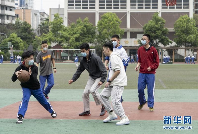 　　4月1日，在位于四川省成都市的四川大学附属中学，学生在体育课上活动。 当日，四川省高三年级学生开学。 新华社记者李梦馨摄