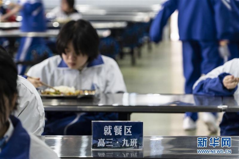 　4月1日，在位于四川省成都市的四川大学附属中学，学生在食堂就餐。 当日，四川省高三年级学生开学。 新华社记者李梦馨摄