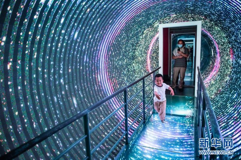 　6月1日，小朋友在贵州科技馆内体验“时光隧道”。　　当日是“六一”国际儿童节，不少家长带着小朋友来到贵州科技馆游玩，用寓教于乐的方式让孩子们度过节日。　　新华社记者 陶亮 摄
