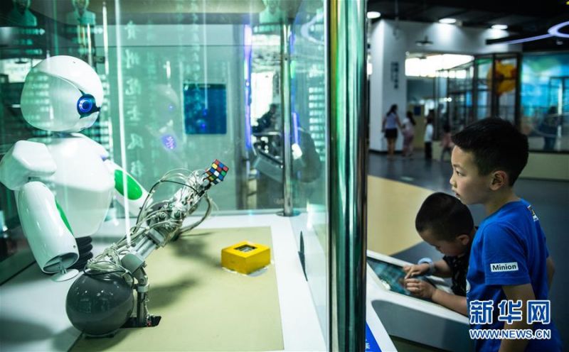 　　6月1日，小朋友在贵州科技馆内操作机器人旋转魔方。新华社记者 陶亮 摄