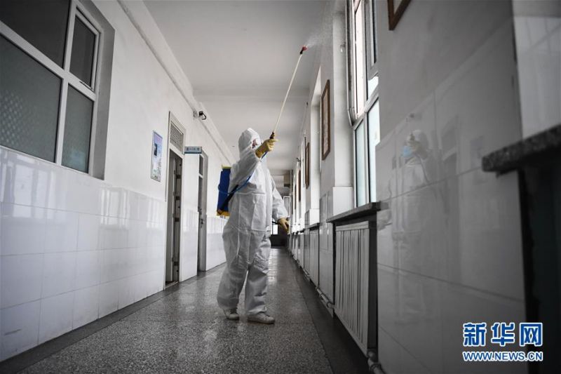 　　3月21日，工作人员在新疆伊犁哈萨克自治州奎屯市第一高级中学教学楼内消毒。新华社记者 沙达提 摄