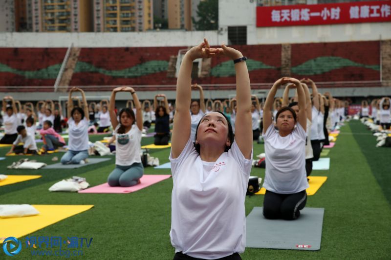 6月21日，在重庆市黔江区体育场，瑜伽爱好者在练瑜伽。（摄影：杨敏）