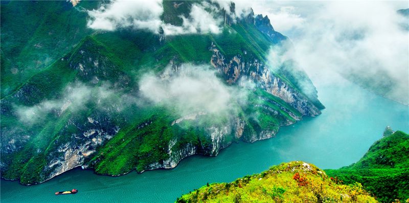 地处长江三峡生态屏障核心区的重庆市巫山县着力构建以生态旅游、生态农业、生态康养为主的生态产业体系，变绿水青山成金山银山。图为巫峡烟云美如画。何志宏 摄