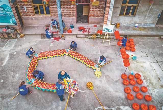 铜梁坪漆村壮大龙灯彩扎产业 非遗技艺点燃村民致富希望