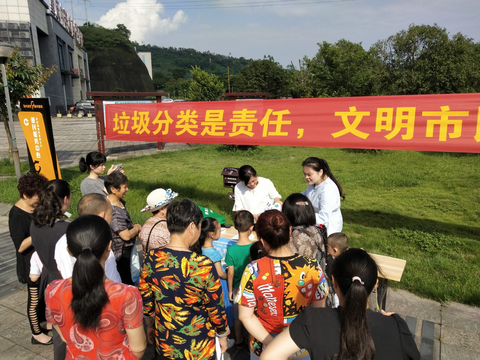 城西家园社区开展全国低碳日宣传活动 (3)_meitu_2.jpg