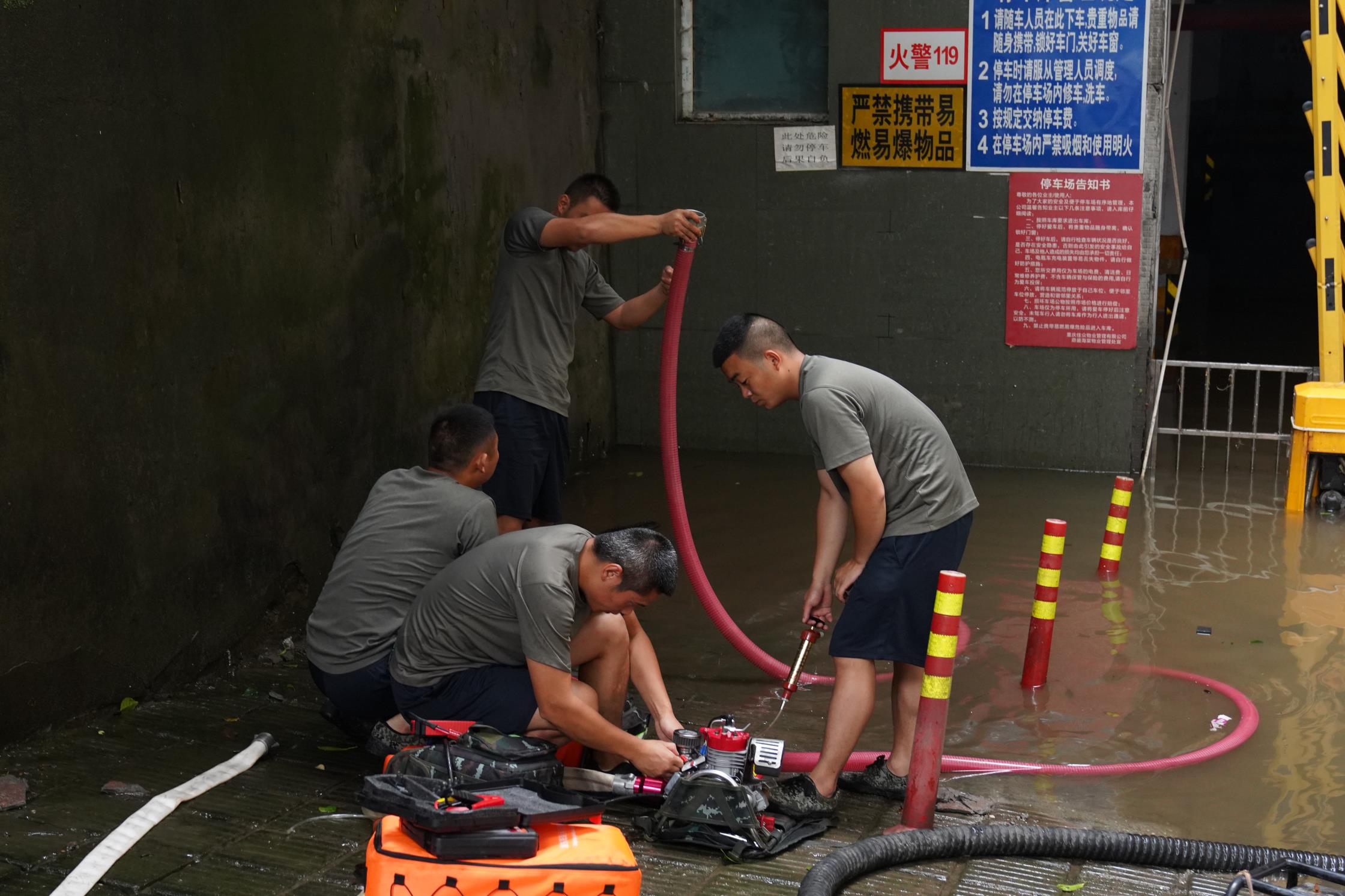 区应急局救援队员排水抢险 (2).jpg