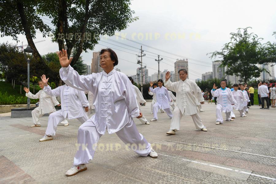 区人大常委会视察石桥铺街道朝阳路社区健身点。（九龙报社 记者 陈林 摄 配 周芮 文。）