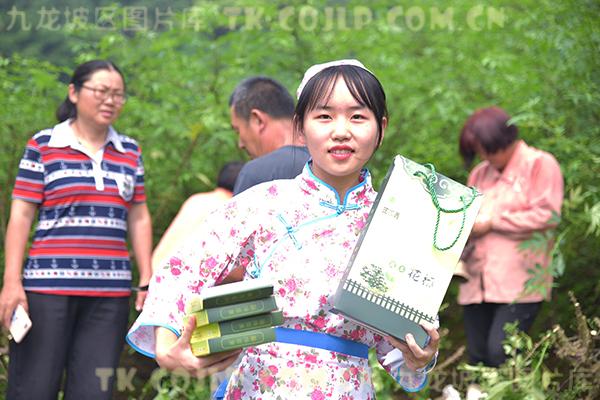 学生走进花椒基地带货。（受访者供图）