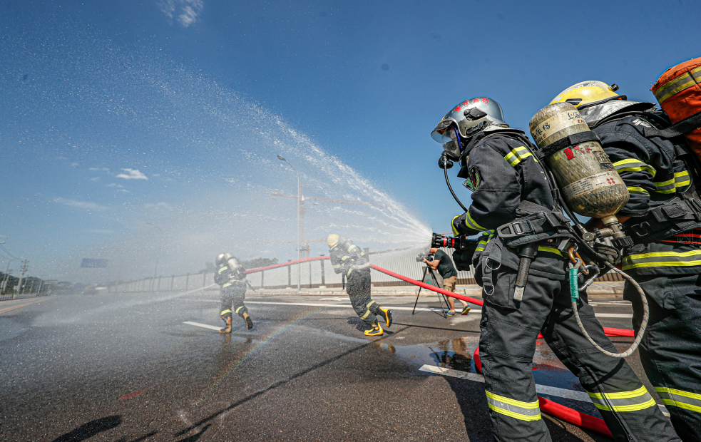 大渡口高温酷暑下消防砺精兵