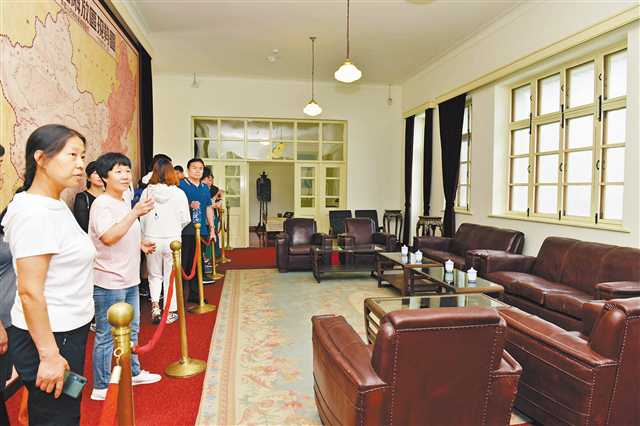  9月13日，游人在双清别墅内的毛泽东同志办公居住地参观。（本组图片均由新华社发）