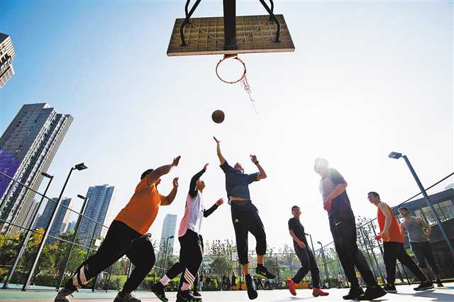   近日，大渡口区心湖北社区体育文化公园，几名青年正在打篮球健身。首席记者 谢智强 实习生 颜梁 摄