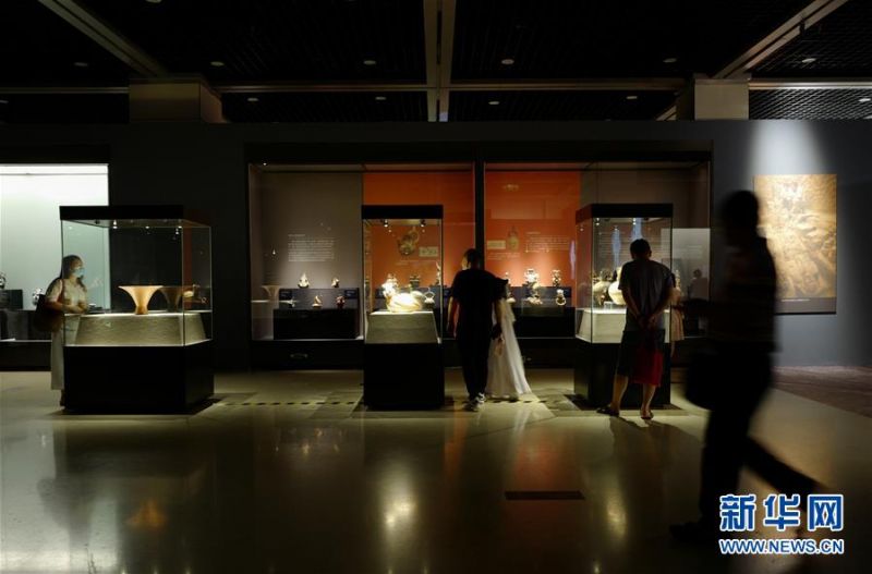 7月4日，游客在观看“失落的黄金国——安第斯文明特展”。 当日，正在重庆中国三峡博物馆展出的“失落的黄金国——安第斯文明特展”迎来观展小高峰。以南美洲的安第斯文明为主线，来自秘鲁11家著名博物馆的近200件套陶器、金器、纺织品等文物展品，吸引了众多游客前来探秘“失落的黄金国”，乐享快乐周末。 新华社记者 刘潺 摄