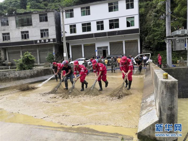 　　7月2日，在重庆市黔江区金溪镇金溪社区，应急救援人员在清扫淤泥。新华社发（王安彬 摄）