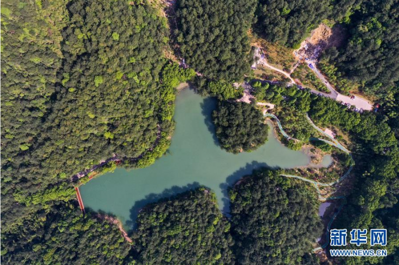 5月18日，景色迷人的缙云山黛湖（无人机照片）。 初夏时节，位于重庆市北碚区的缙云山国家级自然保护区绿意盎然，秀美如画。 新华社记者 刘潺 摄