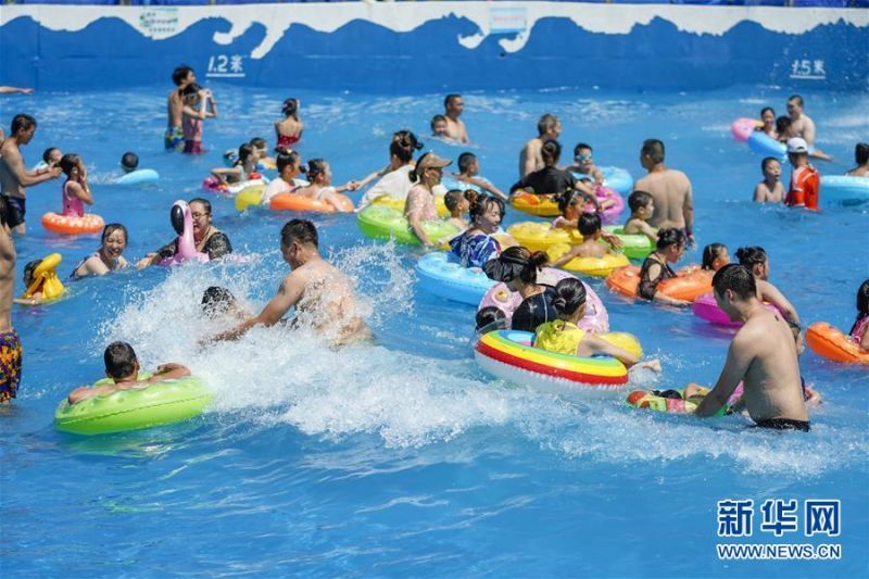 　8月5日，重庆涪陵红酒小镇水上乐园内，市民在水中嬉戏。 当日，重庆市气象台再次发布“高温橙色预警信号”，重庆大部分海拔400米以下地区日最高气温将升至37℃以上，局地可达40℃以上。许多重庆市民涌进当地的水上乐园和泳池，在水中享受夏季的清凉。 新华社记者 刘潺 摄
