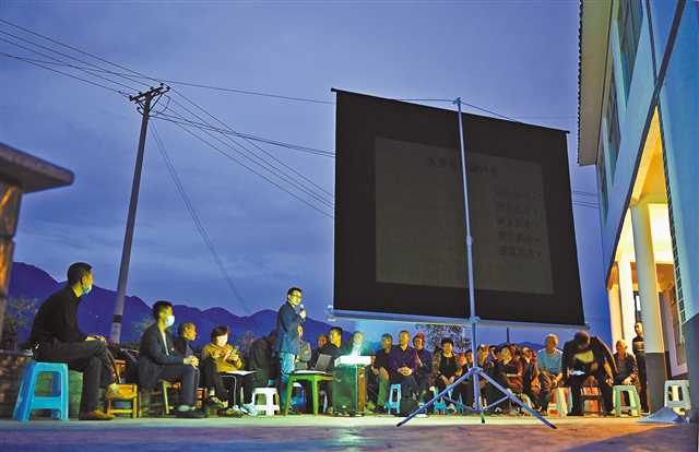  四月九日，三沱村村民参加村里的院坝会，商讨致富计划。