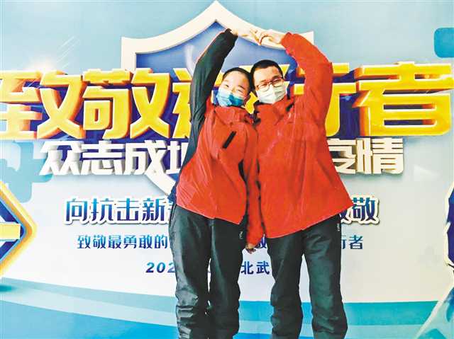 黄莉萍和丈夫唐睿到达武汉驻地时的合影。（受访者供图）