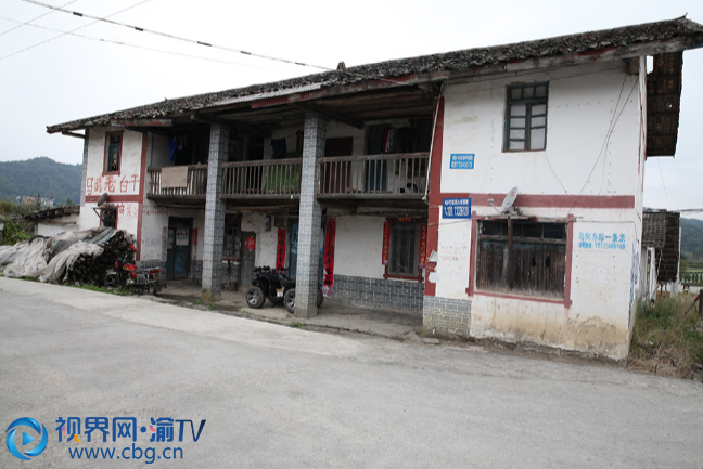 唐洪轩借住的村委会旧办公楼(游凤 摄)