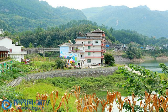 8月18日,走进彭水苗族土家族自治县善感乡周家寨村,一幅幅绚丽多彩的