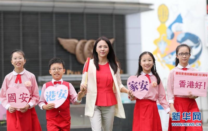 7月1日，香港市民在太平山顶广场唱国歌。 新华社记者 吴晓初 摄