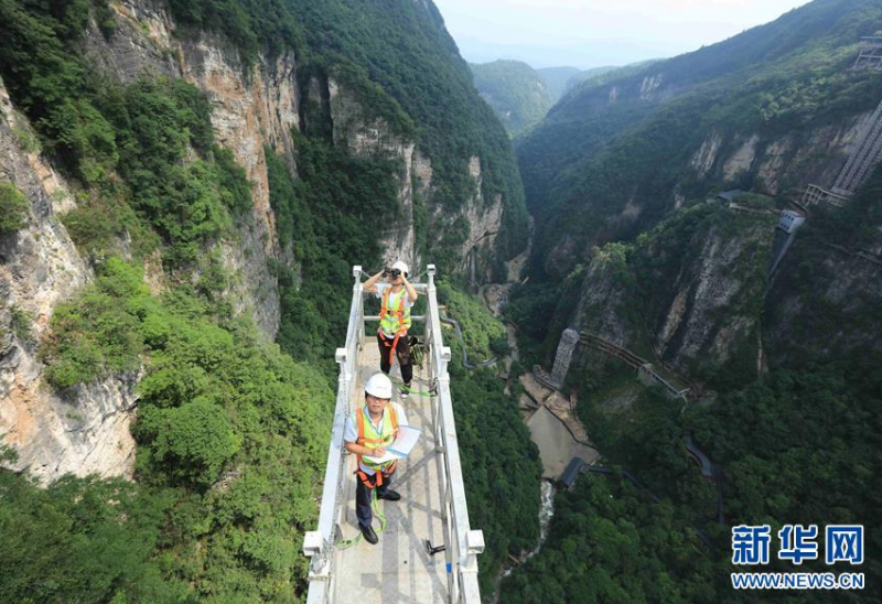 6月26日，湖南张家界大峡谷景区玻璃桥巡检员乘检修车检查桥梁。 端午小长假期间，依然有很多人在各自的工作岗位上坚守。 新华社发（吴勇兵 摄）